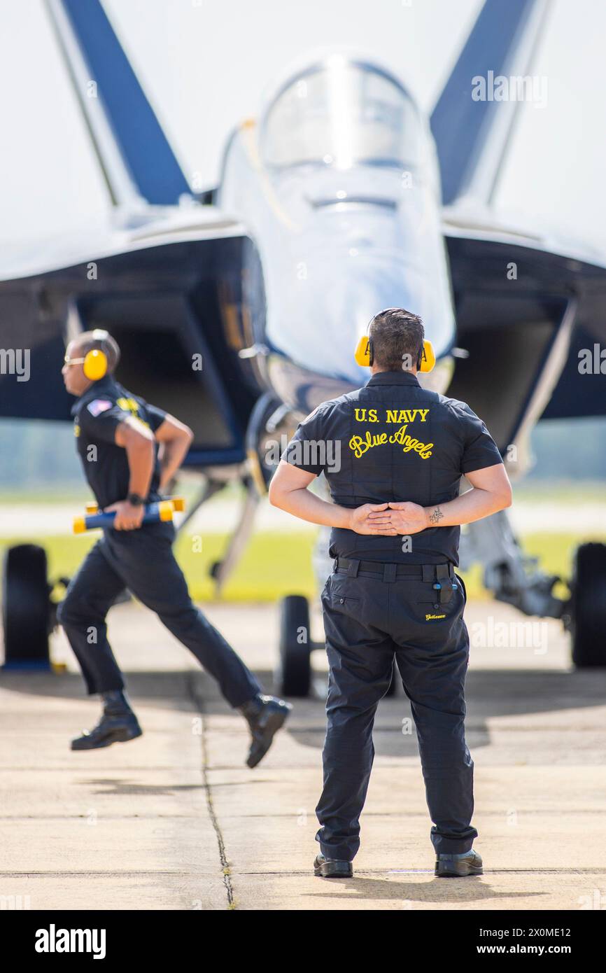 U.S. 07th Apr, 2024. Aaron Gutierrez (à droite), membre de l'équipe chef de l'équipe de l'escadron de démonstration de vol Navy Blue Angels, regarde Mychael Kisling, membre de l'équipe avionique, courir avec les cales de roue de l'avion Boeing F/A-18 Super Hornet en préparation de la démonstration de voltige au salon aérien et spatial Beyond the Horizon à Maxwell Air Force base à Montgomery, Alabama. Mike Wulf/CSM (image crédit : © Mike wulf/Cal Sport Media). Crédit : csm/Alamy Live News Banque D'Images