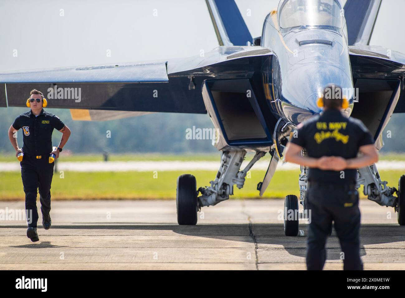 U.S. 07th Apr, 2024. Aaron Gutierrez (à droite), membre de l'équipe chef de l'équipe de l'escadron Blue Angels de la Navy Flight Demonstration Squadron, regarde Zach Summers, membre de l'équipe Power plants, courir avec les cales de roue de l'avion Boeing F/A-18 Super Hornet en préparation de la démonstration acrobatique au salon Beyond the Horizon Air and Space Show à Maxwell Air base de force à Montgomery, Alabama. Mike Wulf/CSM/Alamy Live News Banque D'Images