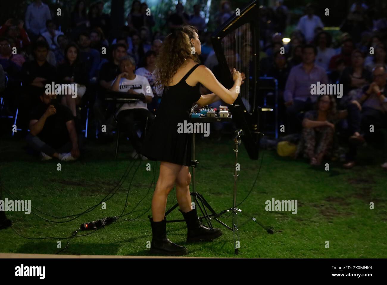 Mexico, Mexique. 12 avril 2024. Kety Fusco, harpiste italienne, se produit à l'Istituto Italiano di Cultura di Citta del Messico à Mexico. Elle utilise des matériaux à partir desquels une harpe classique est fabriquée - bois, métal et intestin - pour produire et manipuler des sons avec des pédales, générant de la musique électronique et contemporaine avec la harpe. Fusco a collaboré avec des musiciens tels que Clap! Clap!, Lubomyr Melnyk et le groupe Peter Kernel, entre autres. (Photo de Gerardo Vieyra/NurPhoto) crédit : NurPhoto SRL/Alamy Live News Banque D'Images