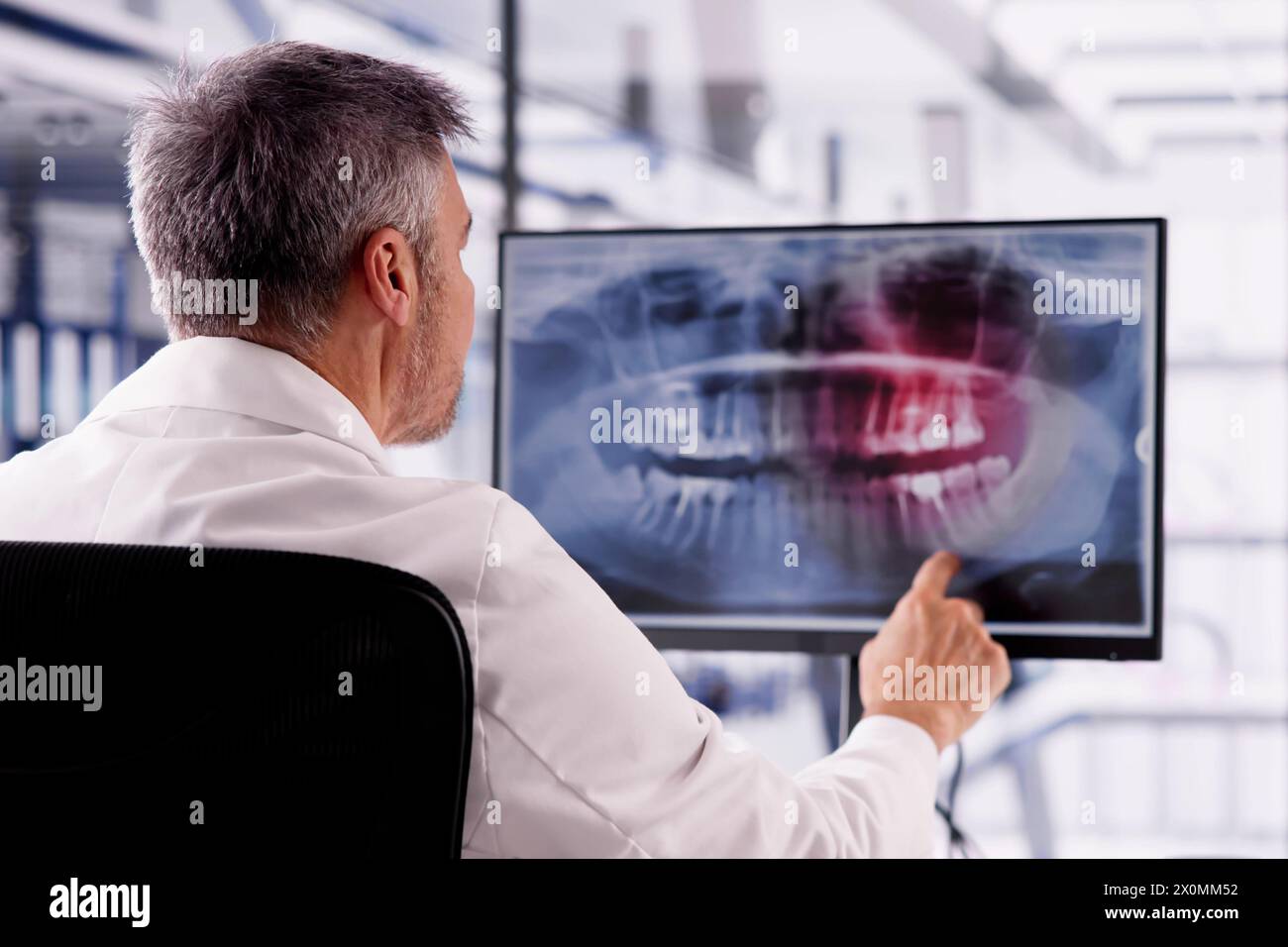 Médecin et dentiste regardant la radiographie sur ordinateur de bureau Banque D'Images