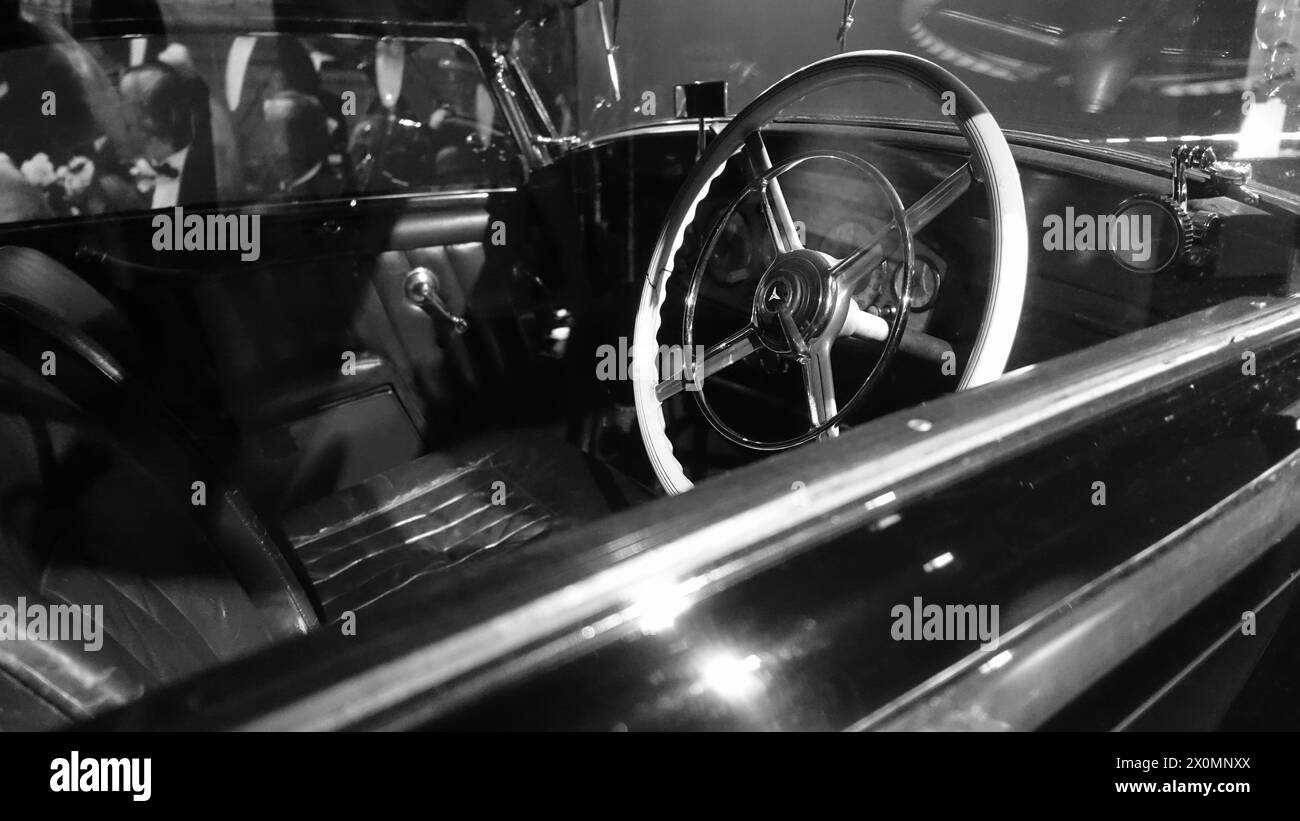 Turin, Italie - 20 juin 2021 : vue de l'intérieur d'une voiture ancienne au Musée de l'automobile de Turin Banque D'Images