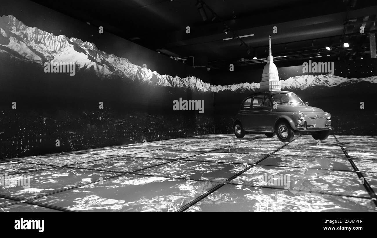 Turin, Italie - 20 juin 2021 : une voiture ancienne au centre du paysage de Turin au Musée de l'automobile de Turin. Banque D'Images