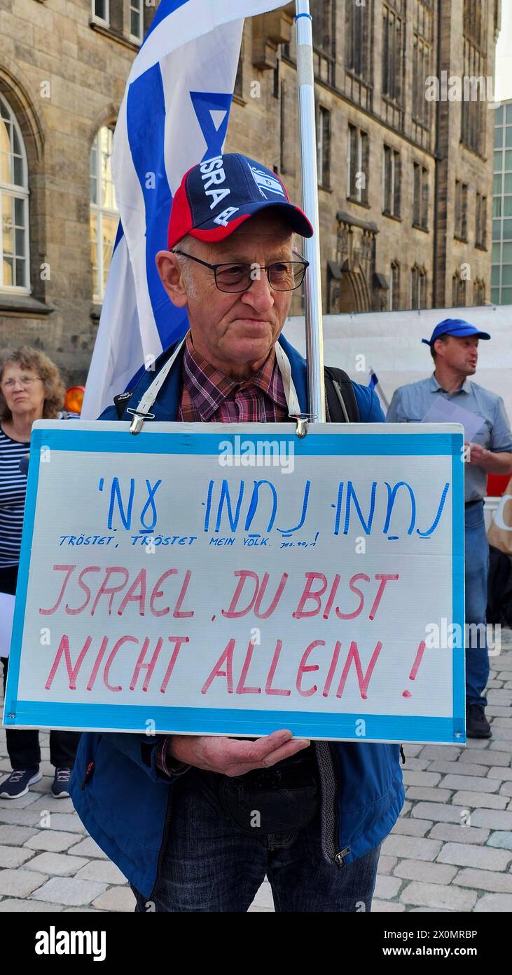 Kundgebung  Pro- Israel 12.04.2024, Chemnitz, Kundgebung Die Messianische Jüdische Gemeinde Neuer Wein e.V. rief für Freitag um 18,00 Uhr in Chemnitz auf dem Neumarkt zu einer Kundgebung auf. DAS Thema lautet : Solidaritätskundgebung mit Israel und den Opfern der terroristischen Gewalt Chemnitz Sachsen BRD *** Rallye Pro Israel 12 04 2024, Chemnitz, rassemblement la communauté juive messianique Neuer Wein e V a appelé à un rassemblement vendredi à 18h à Chemnitz sur le Neumarkt le thème est rassemblement de solidarité avec Israël et les victimes de la violence terroriste Chemnitz Saxe RFG Banque D'Images