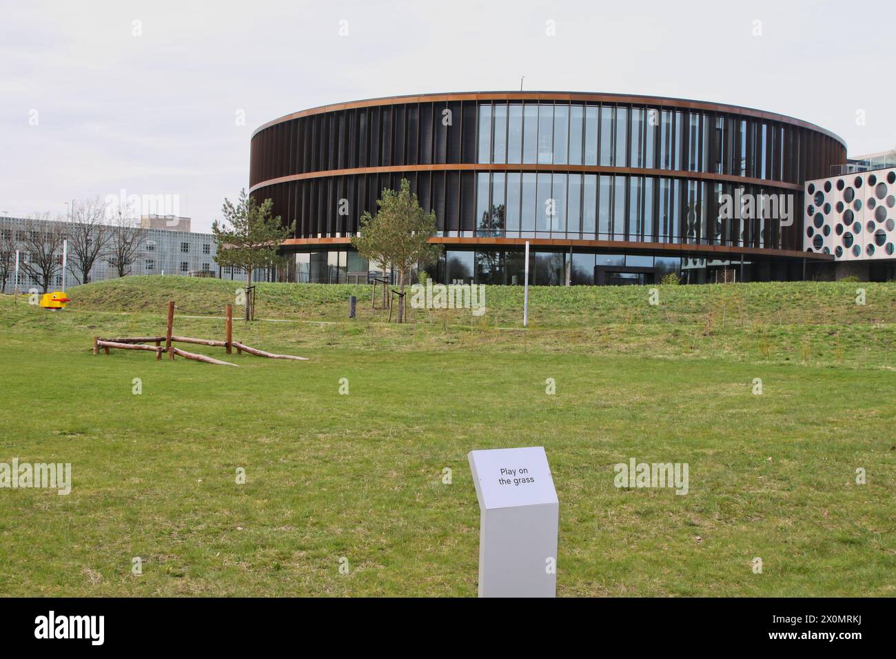 Jouez sur le panneau d'herbe devant le siège de Lego à Billund Danemark avril 2024 Banque D'Images