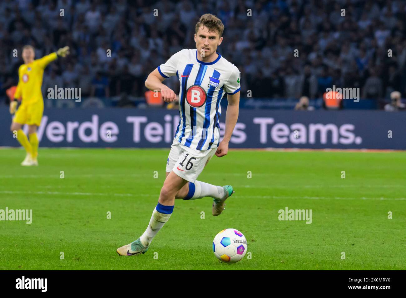 Jonjoe Kenny (Hertha BSC, #16), Hertha BSC - FC Hansa Rostock, 2e Bundesliga, football, DFB, saison 2023/2024, 29e journée, Olympia - Stadium Berlin, crédit : HMB Media/Uwe Koch/Alamy Live News LA RÉGLEMENTATION DFB/DFL INTERDIT TOUTE UTILISATION DE PHOTOGRAPHIES COMME SÉQUENCES D'IMAGES ET/OU QUASI-VIDÉO, 12.04. 2024, Banque D'Images