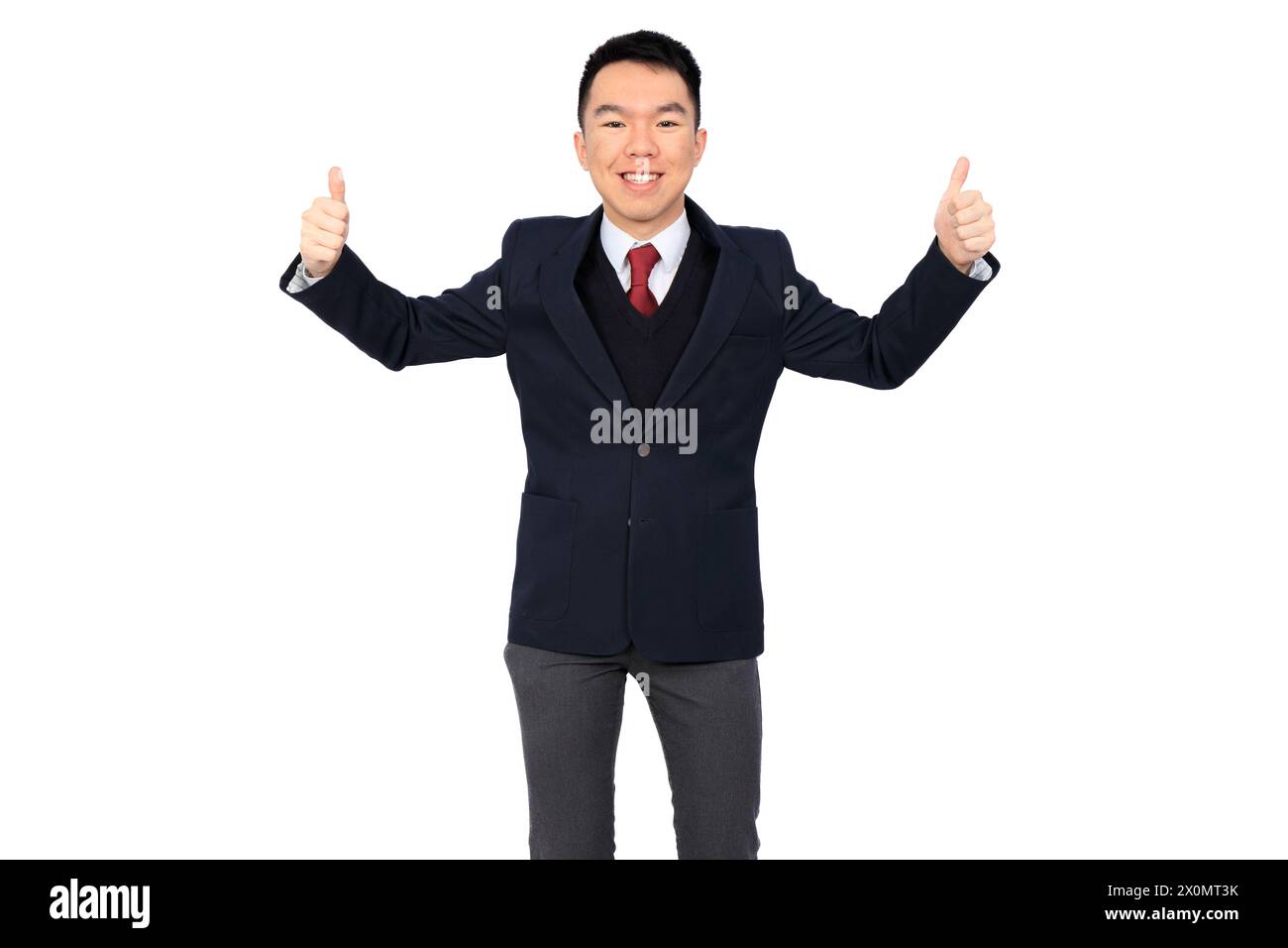 Un jeune homme d'affaires asiatique ou étudiant de lycée ou d'université pose les bras larges, les pouces vers le haut et un grand sourire à la caméra. Il porte le sien Banque D'Images