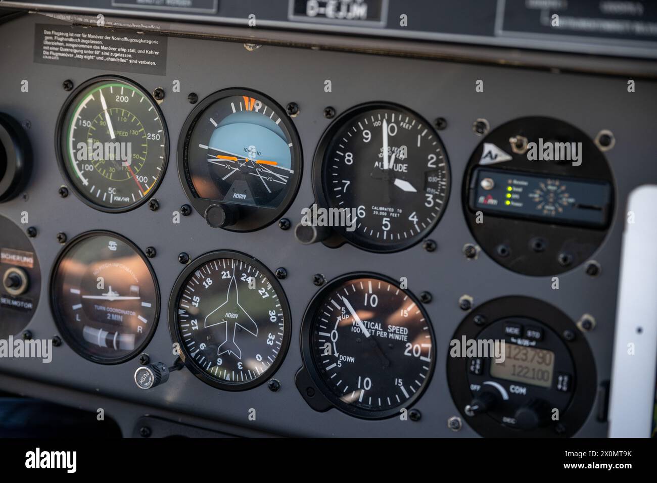 Flugplatz Ansbach Petersdorf, Allemagne. 12 avril 2024. Les instruments de mesure dans le cockpit d'un avion motorisé Robin DR400. Crédit : Pia Bayer/dpa/Alamy Live News Banque D'Images