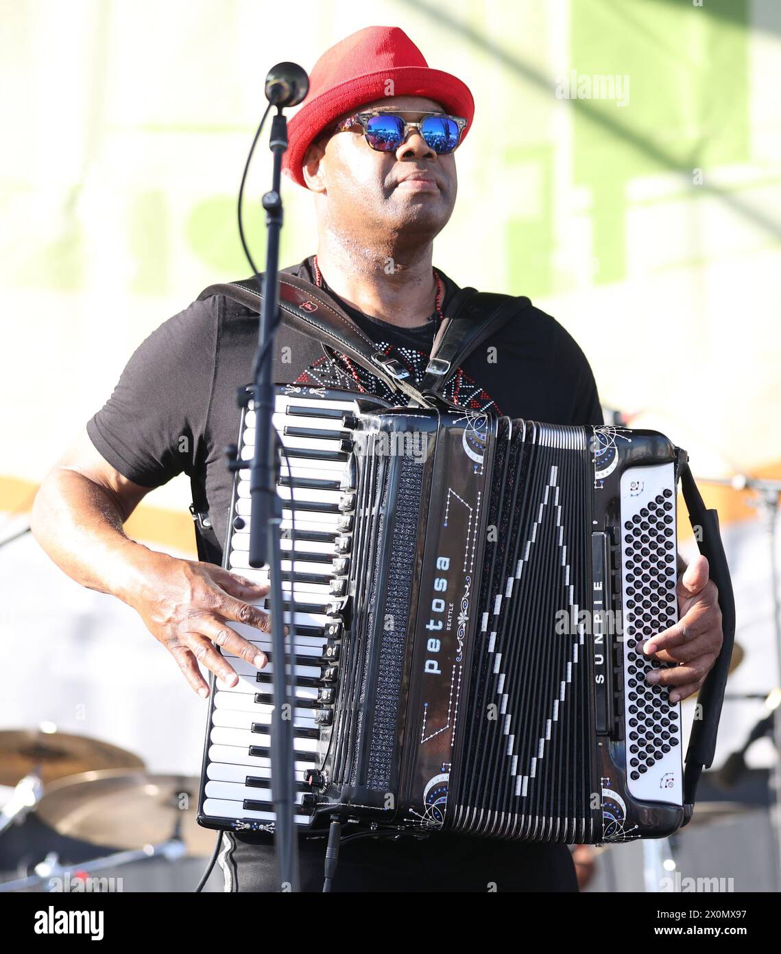 La Nouvelle-Orléans, États-Unis. 12 avril 2024. Sunpie et les Sunspots de Louisiane se produisent lors du French Quarter Festival au Chevron Stage à la Nouvelle-Orléans, en Louisiane, le vendredi 12 avril 2024. (Photo de Peter G. Forest/SipaUSA) crédit : Sipa USA/Alamy Live News Banque D'Images