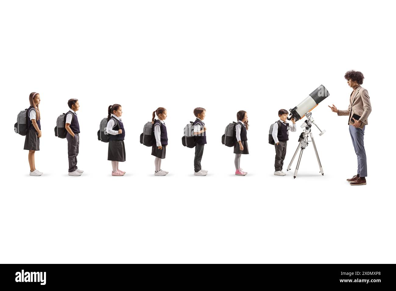 Homme parlant à des écoliers attendant en ligne pour utiliser un télescope isolé sur fond blanc Banque D'Images