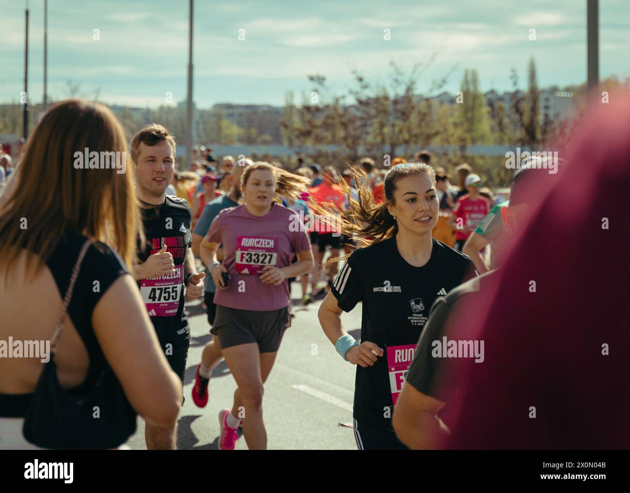 Courez le semi-marathon tchèque Prague Praha avril 2024 - Un chaud ensoleillé à 25 degrés dans la capitale tchèque Banque D'Images