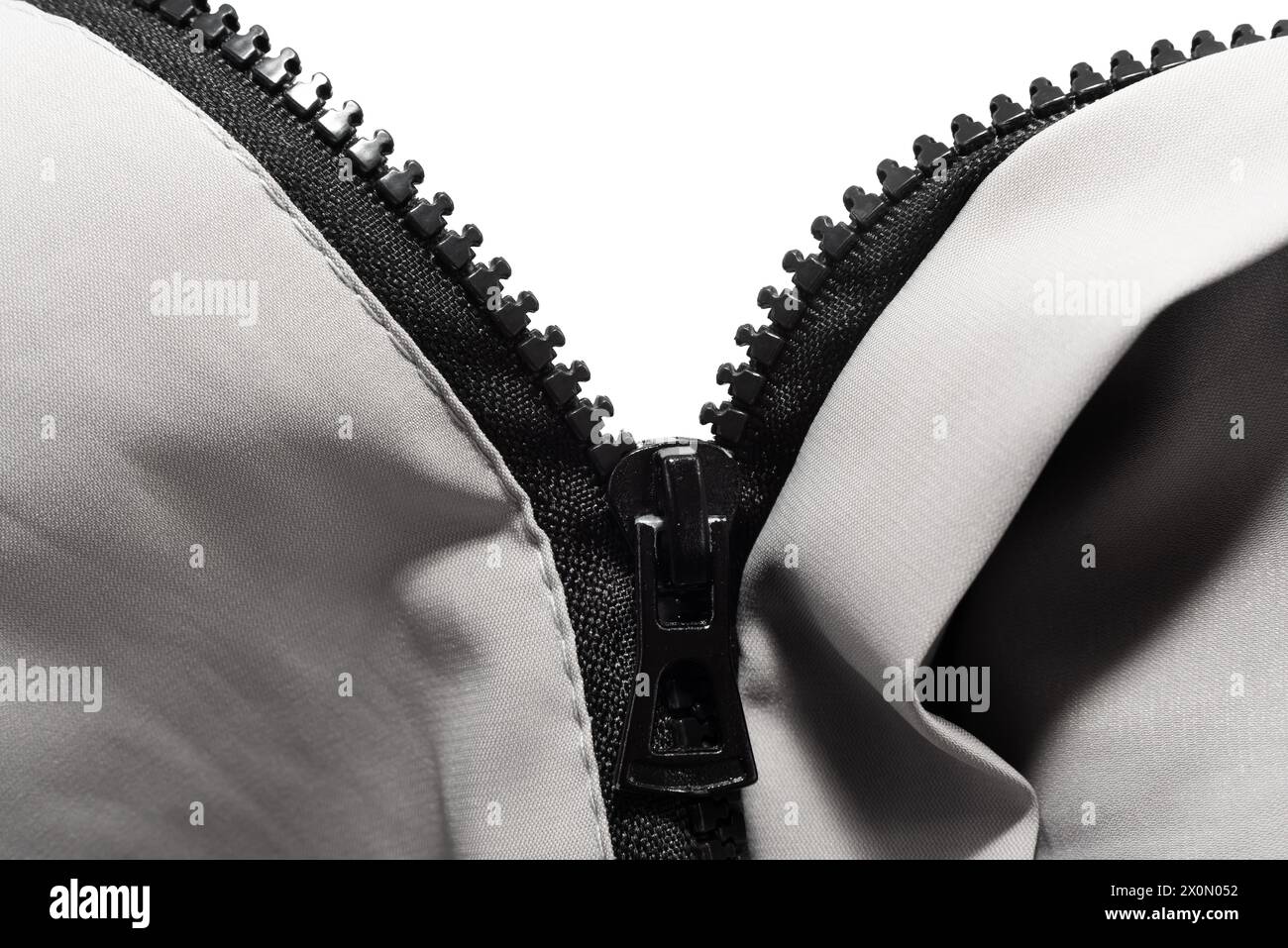 Verrouiller avec fermeture éclair sur les vêtements sur un fond blanc. Cadenas noir isolant avec fermeture éclair Banque D'Images Verrouiller avec fermeture éclair sur les vêtements sur un fond blanc. Cadenas noir isolant avec fermeture éclair Banque D'Images
