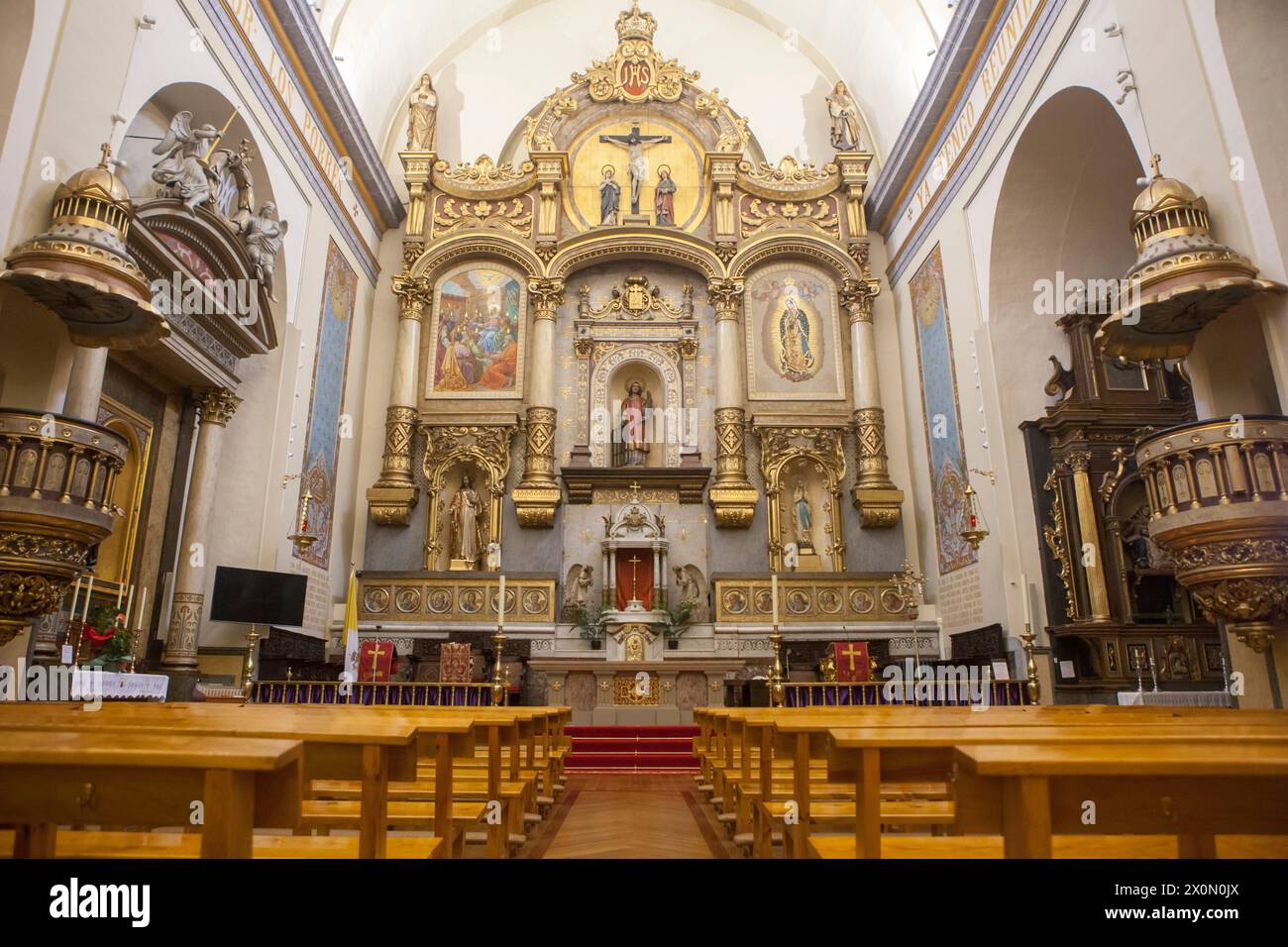 Pampelune, Espagne - 3 mars 2024 : nef principale de l'église San Lorenzo, Pampelune, Navarre, Espagne Banque D'Images Pampelune, Espagne - 3 mars 2024 : nef principale de l'église San Lorenzo, Pampelune, Navarre, Espagne Banque D'Images