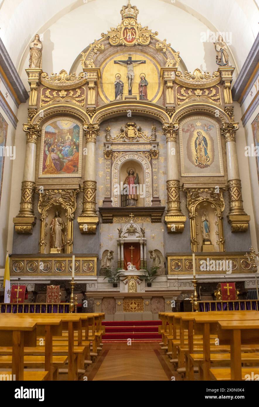 Pampelune, Espagne - 3 mars 2024 : nef principale de l'église San Lorenzo, Pampelune, Navarre, Espagne Banque D'Images Pampelune, Espagne - 3 mars 2024 : nef principale de l'église San Lorenzo, Pampelune, Navarre, Espagne Banque D'Images