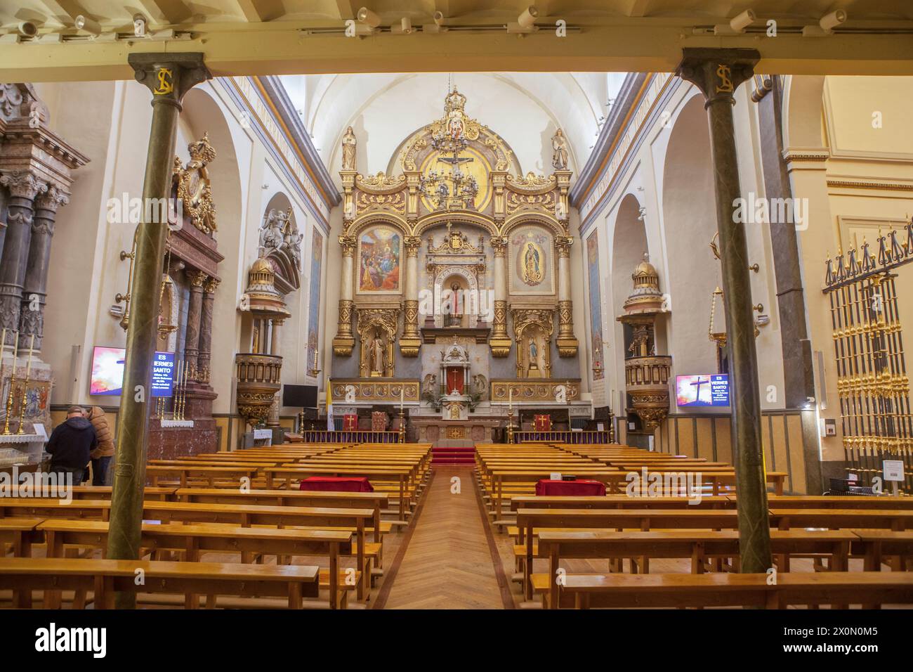 Pampelune, Espagne - 3 mars 2024 : nef principale de l'église San Lorenzo, Pampelune, Navarre, Espagne Banque D'Images Pampelune, Espagne - 3 mars 2024 : nef principale de l'église San Lorenzo, Pampelune, Navarre, Espagne Banque D'Images