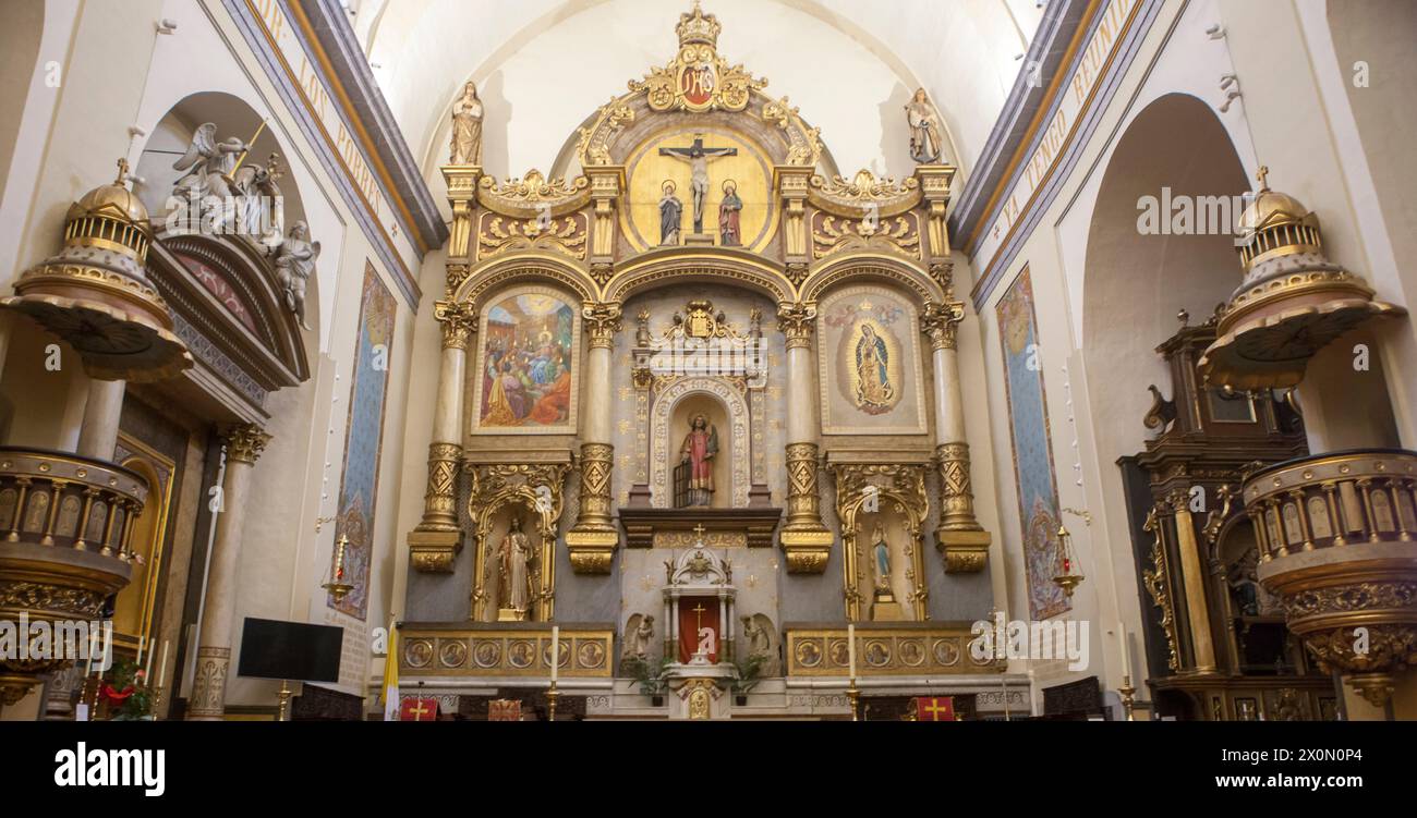 Pampelune, Espagne - 3 mars 2024 : nef principale de l'église San Lorenzo, Pampelune, Navarre, Espagne Banque D'Images Pampelune, Espagne - 3 mars 2024 : nef principale de l'église San Lorenzo, Pampelune, Navarre, Espagne Banque D'Images