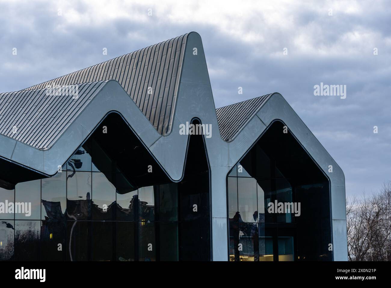 Glasgow, Royaume-Uni - 6 décembre 2023 : Riverside Museum par Zaha Hadid Architect dans le quartier Yorkhill de Glasgow, Écosse. Musée des Transports Banque D'Images