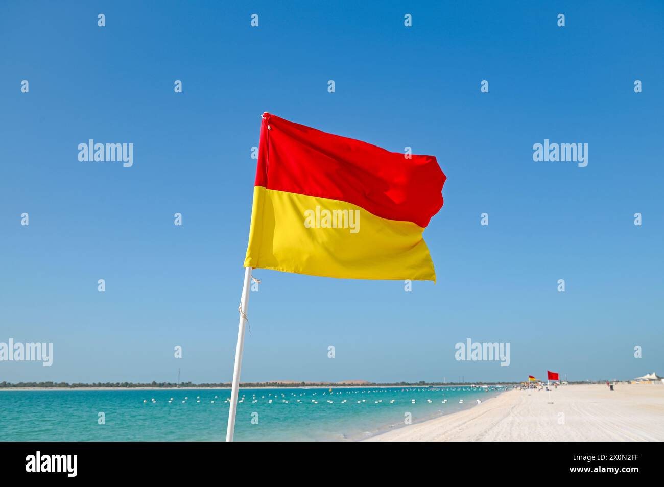 Drapeau de plage rouge et jaune de sauveteur Banque D'Images