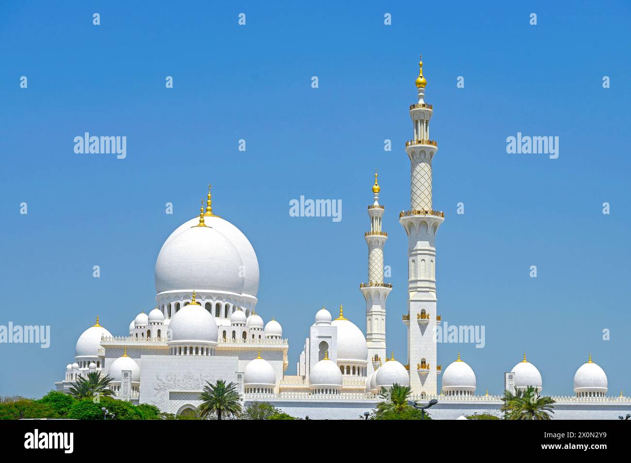 Dômes de la Grande Mosquée Cheikh Zayed contre ciel bleu pendant la journée ensoleillée à Abu Dhabi aux Émirats Arabes Unis Banque D'Images
