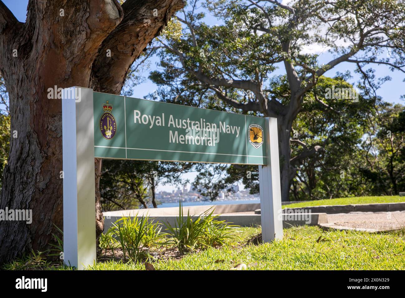 Royal Australian Navy Memorial signe à Bradleys Head Precinct et fort où le mât du HMAS Sydney est érigé, port de Sydney, Australie Banque D'Images