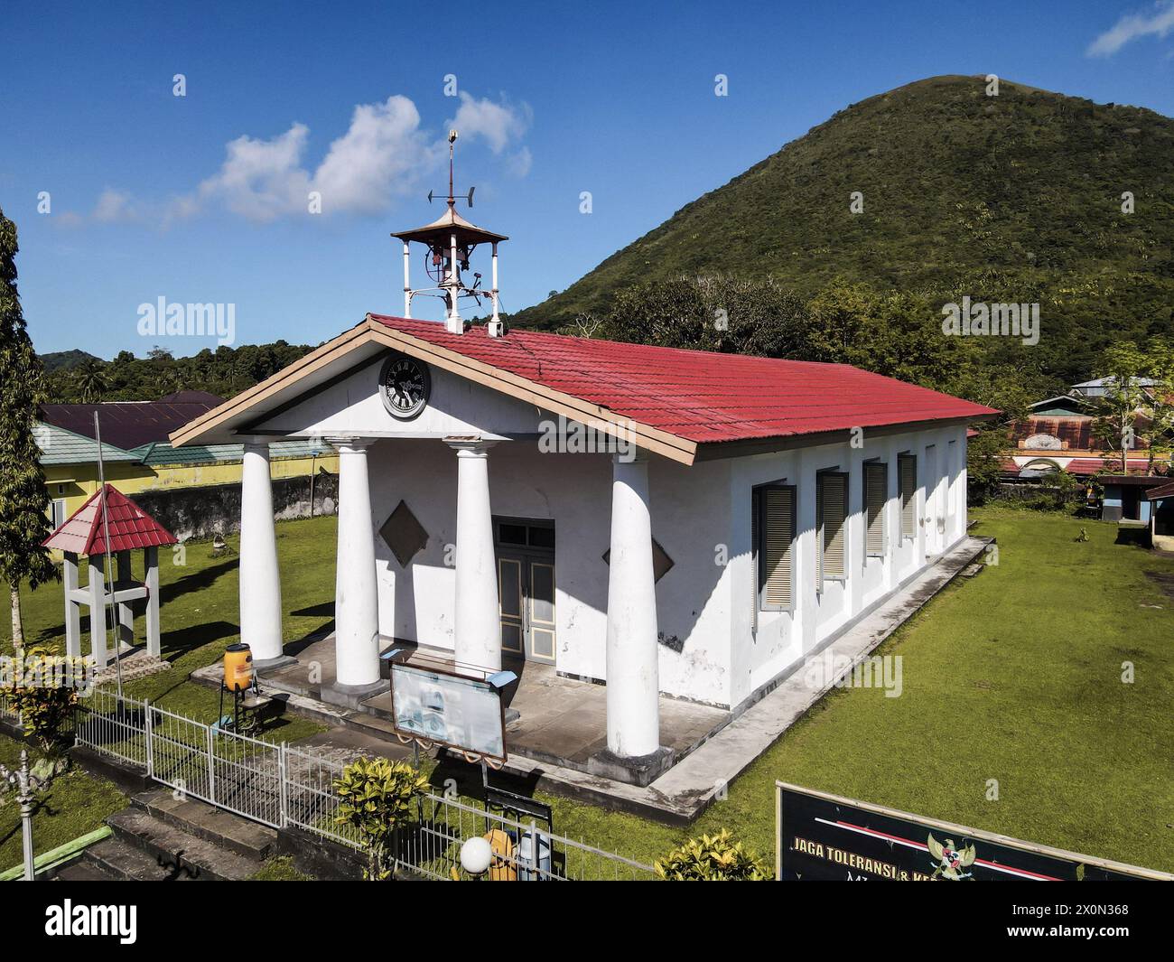 Vue aérienne de la vieille église appelée Hollandische Kerk a été construite dans les années 1600, Banda Naira. Maluku, Indonésie, 13 avril 2024 Banque D'Images