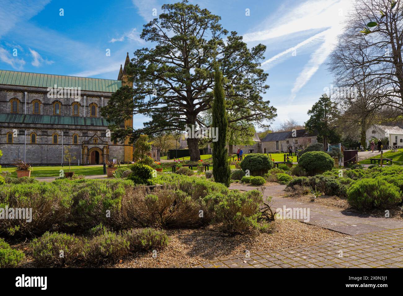 Buckfast Abbey Grounds, Buckfast, Devon, Angleterre. Les gens. Format paysage. Banque D'Images