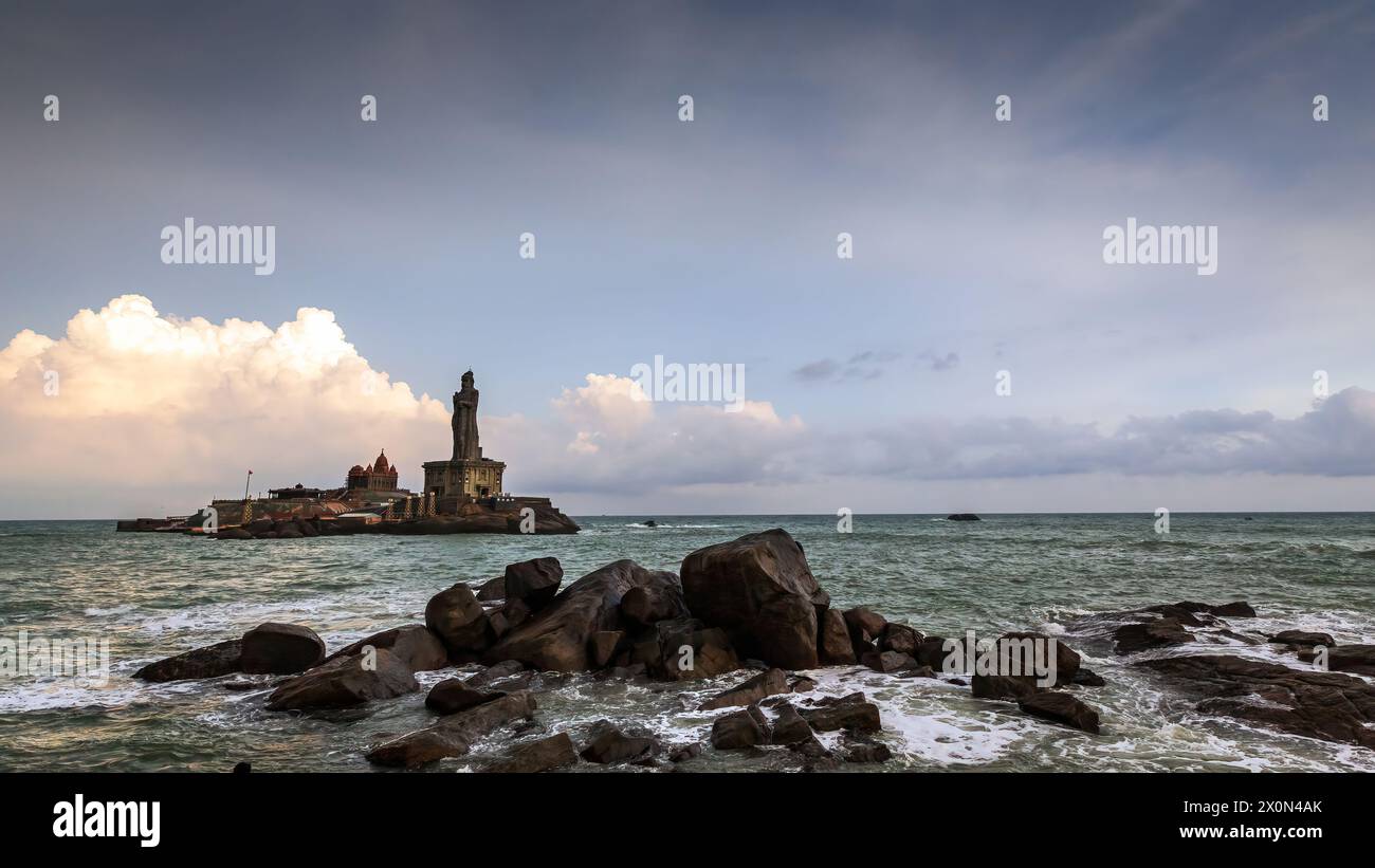 Kanyakumari plage Tamilnadu, Inde du Sud, est une destination pittoresque qui offre une vue imprenable sur les nuages de mousson au-dessus de l'océan. Banque D'Images