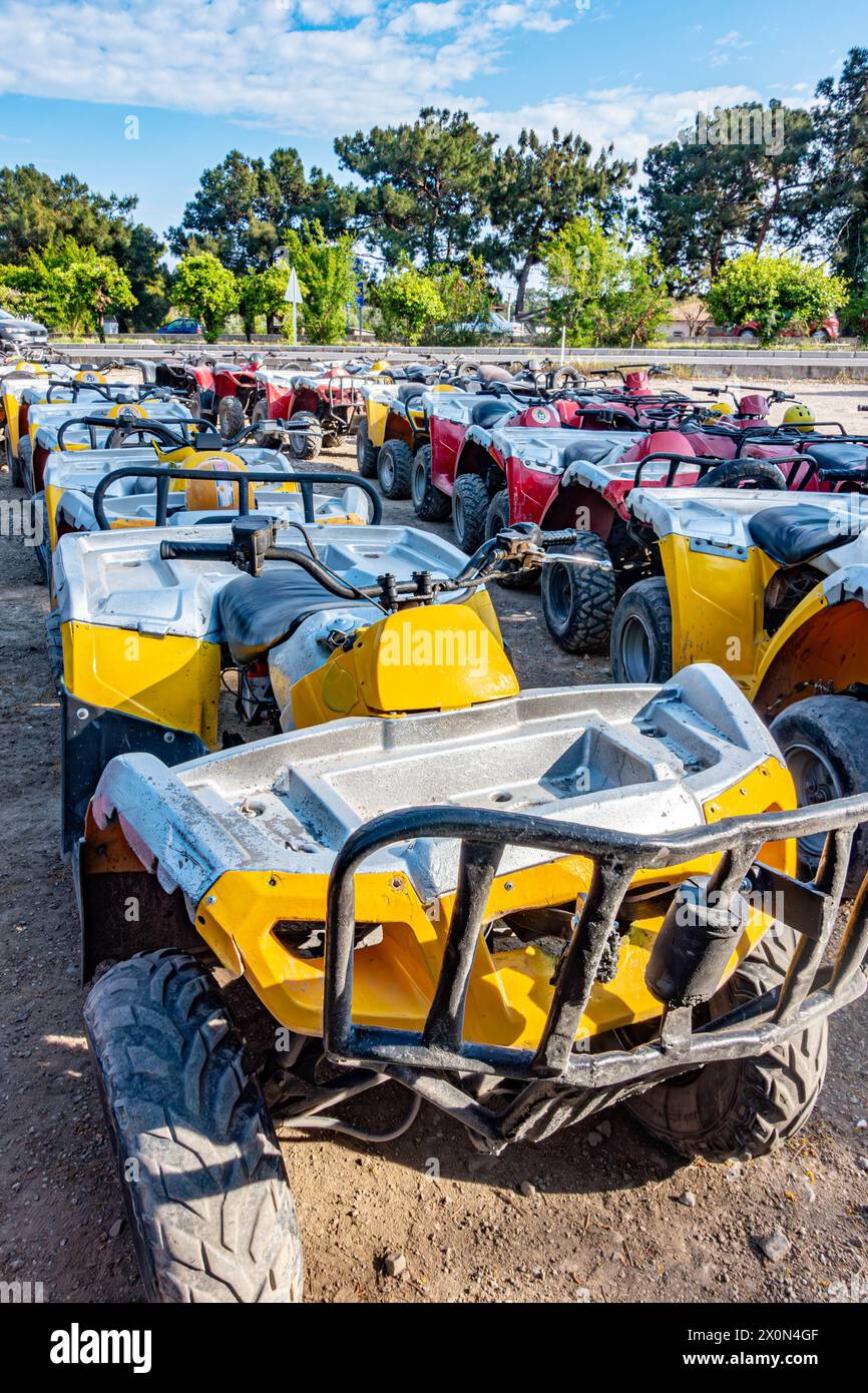 Quad rouge et jaune alignés après la fin d'une excursion à Antalya, en Turquie Banque D'Images