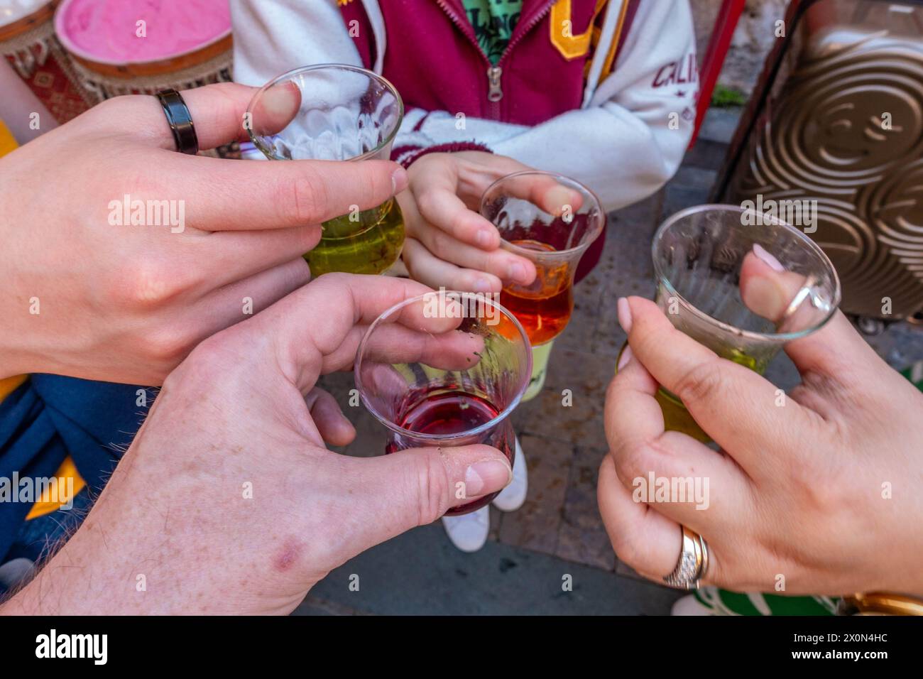 Les gens tenant le thé turc dans de petites tasses en verre Banque D'Images