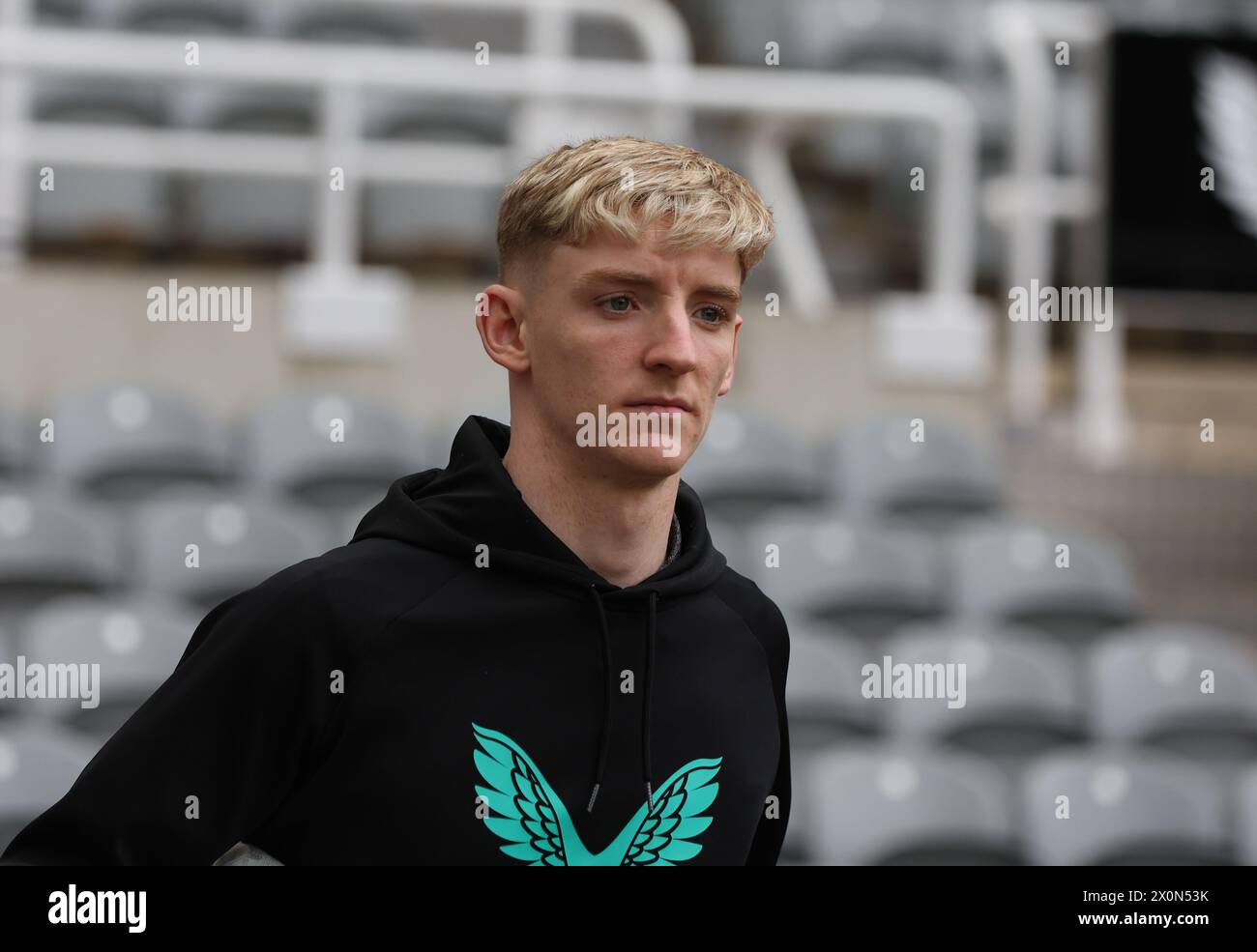 Newcastle upon Tyne, Royaume-Uni. 13 avril 2024. Anthony Gordon de Newcastle United arrive en avance sur le match de premier League à préparé James' Park, Newcastle upon Tyne. Le crédit photo devrait se lire : Nigel Roddis/Sportimage crédit : Sportimage Ltd/Alamy Live News Banque D'Images