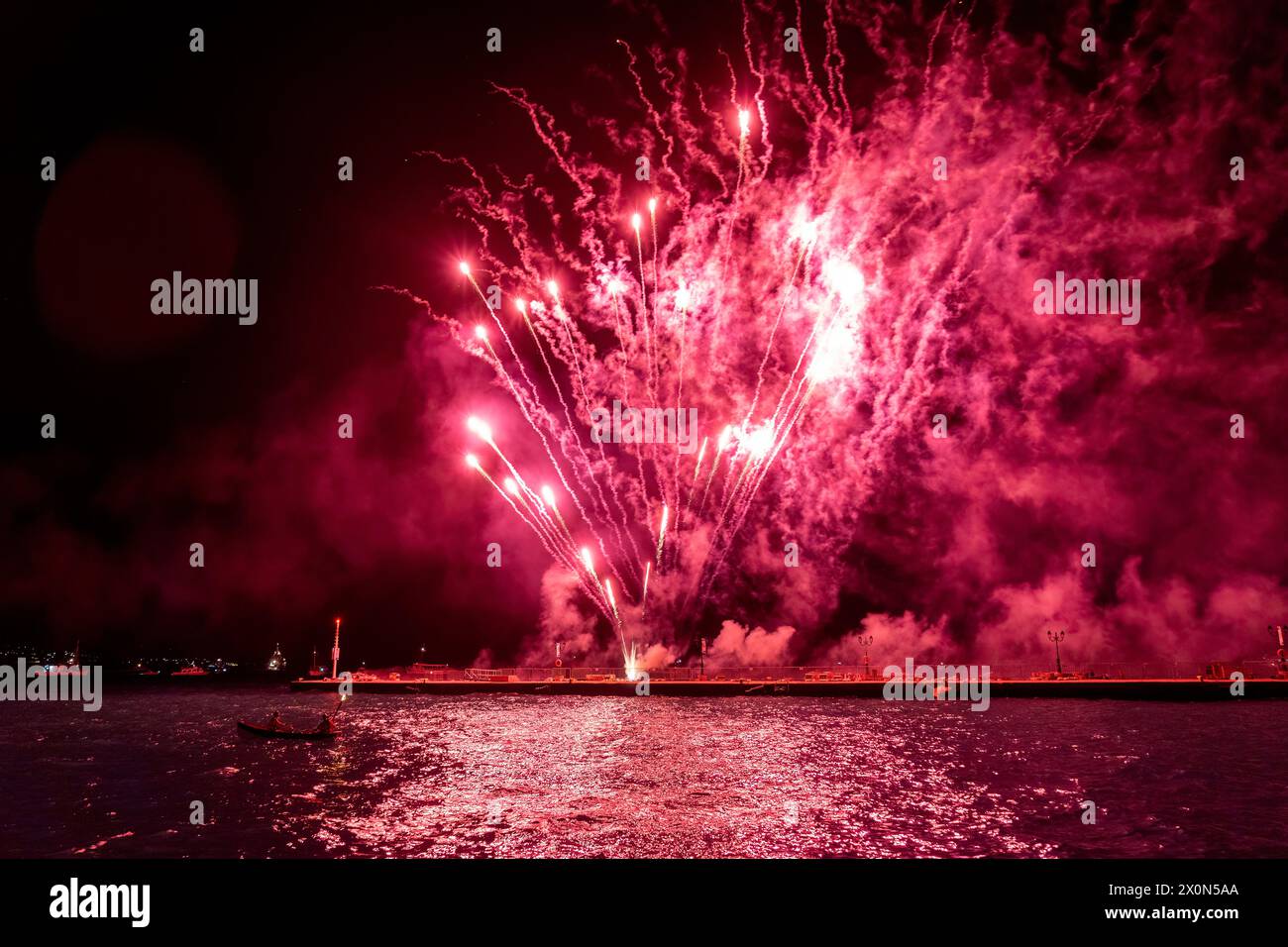 Feux d'artifice spectaculaires lors de l'anniversaire annuel d'Armata sur l'île de Spetses, Grèce, la représentation d'une bataille navale à Spetses de 1822. Banque D'Images