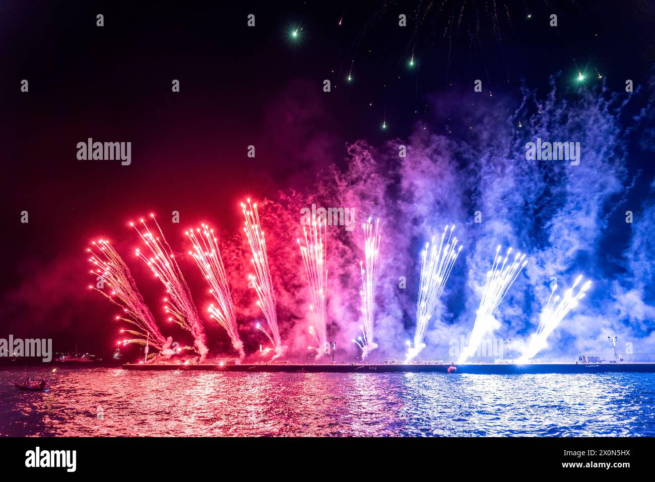 Feux d'artifice spectaculaires lors de l'anniversaire annuel d'Armata sur l'île de Spetses, Grèce, la représentation d'une bataille navale à Spetses de 1822. Banque D'Images