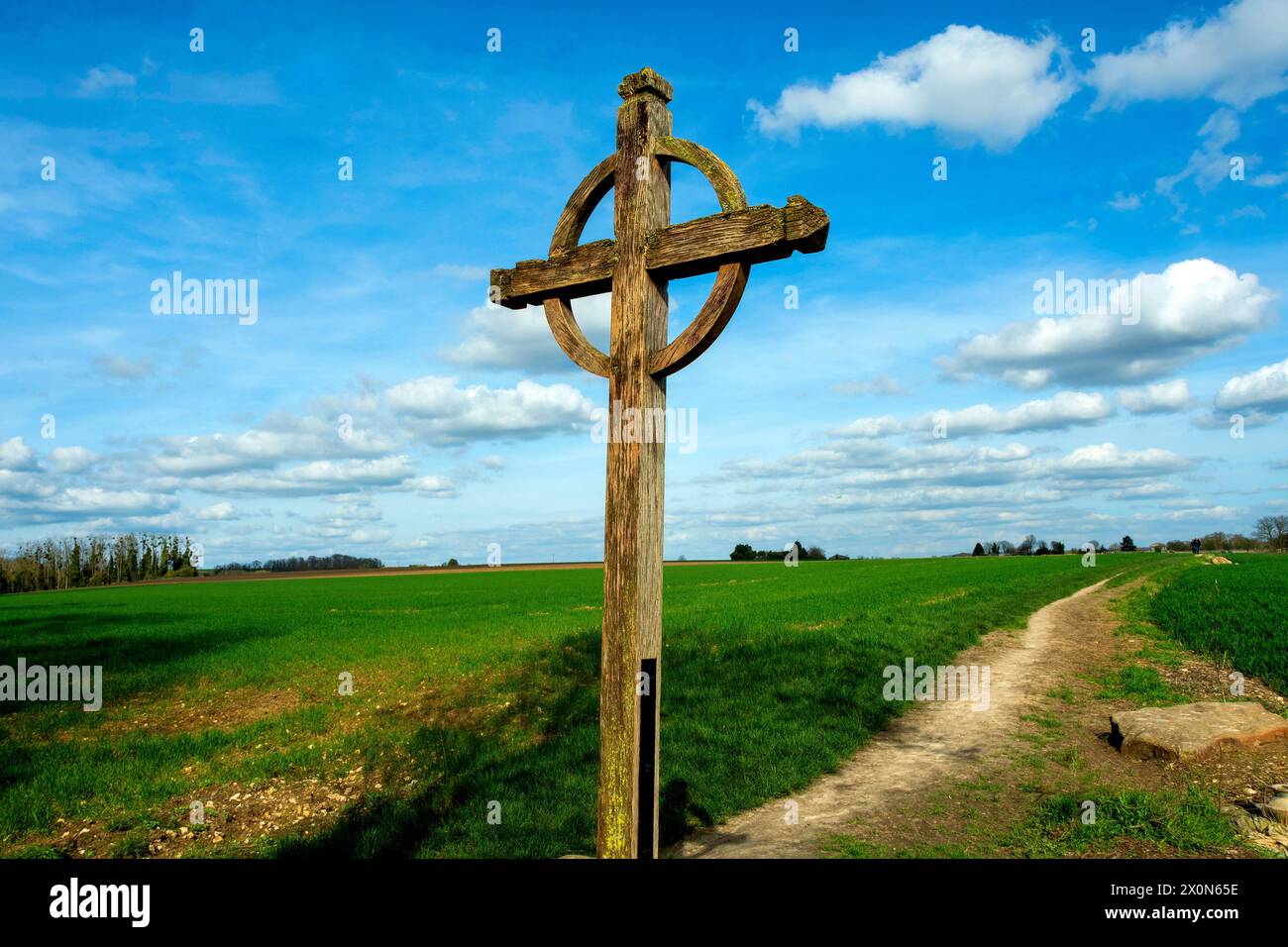 Auvers-sur-Oise. Croix situé près de l'endroit où le célèbre tableau de Van Gogh appelé le champ de maïs avec des corbeaux a été peint.Val-d'Oise. Ile-de-France Banque D'Images