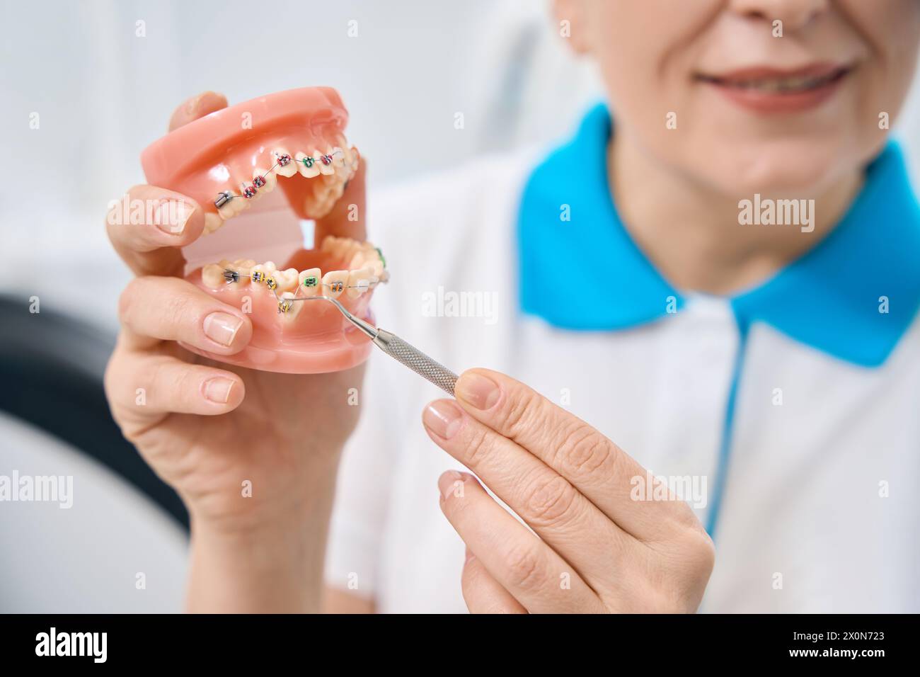 Orthodontiste expérimenté pointant une dent en mauvaise position Banque D'Images