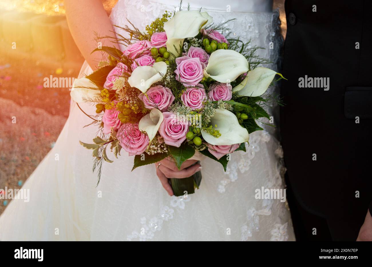 Photo d'une femme méconnue tenant un bouquet de fleurs lors d'un mariage Banque D'Images