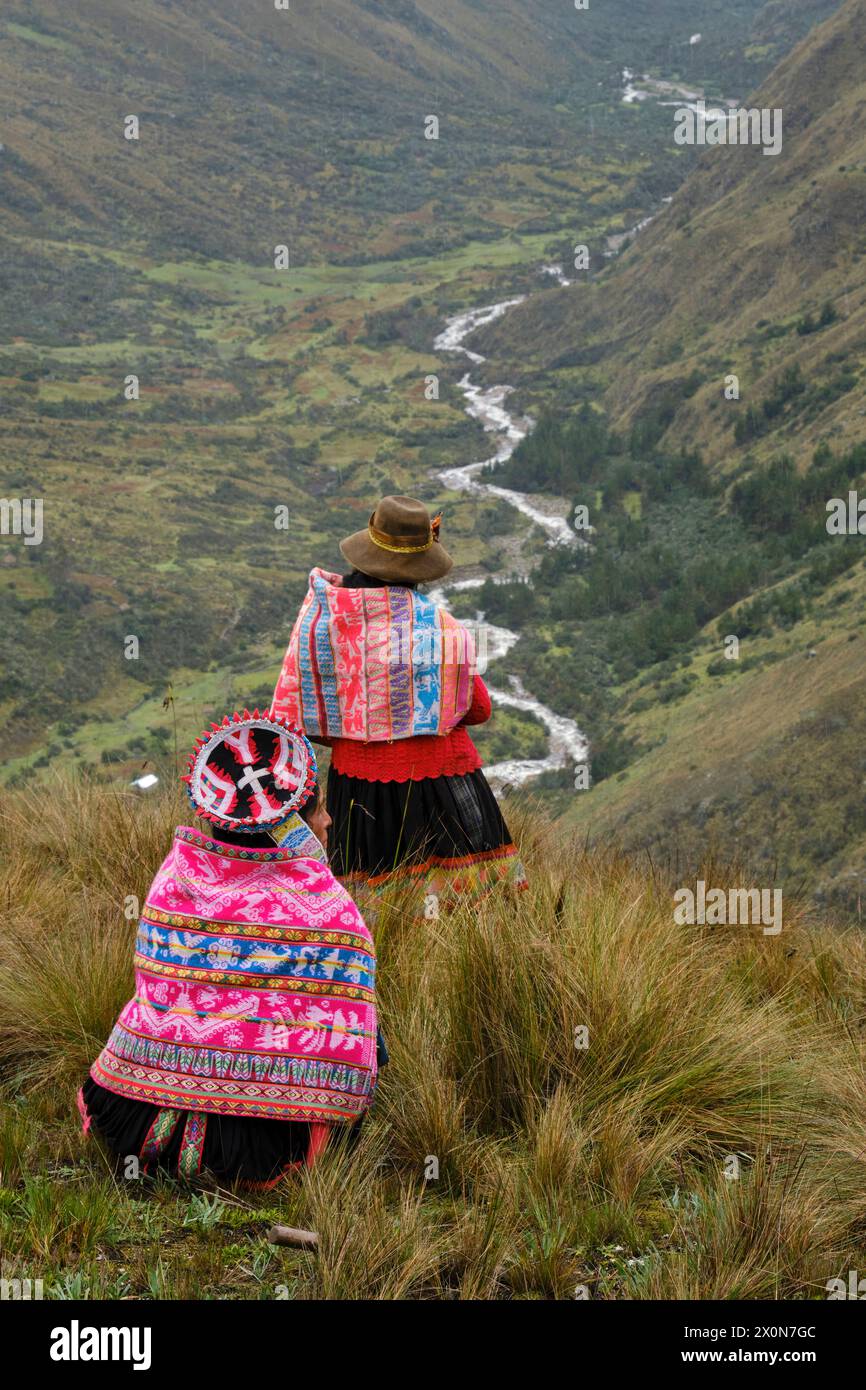 Pérou, province de Cuzco, Vallée sacrée des Incas, communautés des Andes, groupe de femmes dans la vallée de Vilcanota Banque D'Images