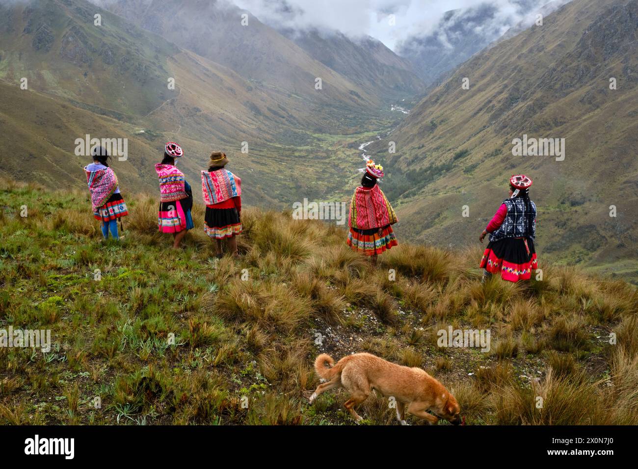 Pérou, province de Cuzco, Vallée sacrée des Incas, communautés des Andes, groupe de femmes dans la vallée de Vilcanota Banque D'Images