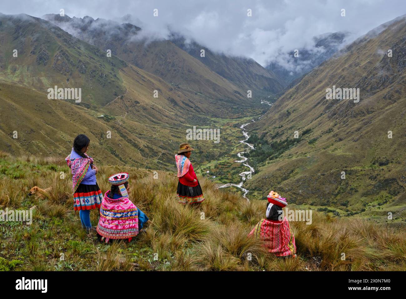 Pérou, province de Cuzco, Vallée sacrée des Incas, communautés des Andes, groupe de femmes dans la vallée de Vilcanota Banque D'Images