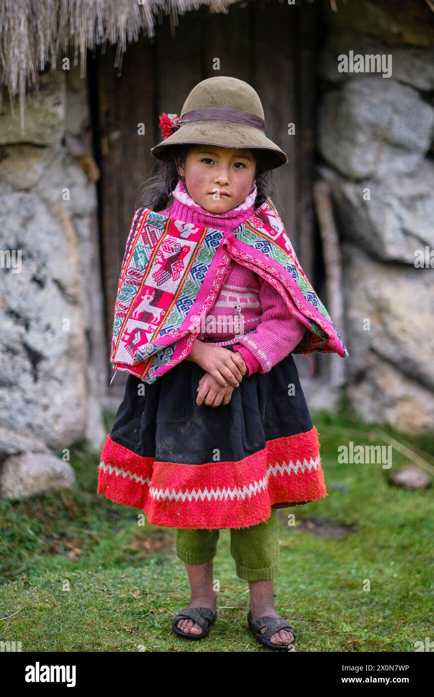 Pérou, province de Cuzco, Vallée sacrée des Incas, communauté des Andes, jeune fille quechua Banque D'Images