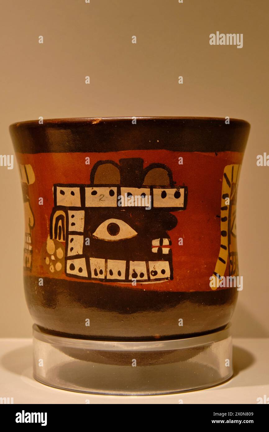 Pérou, province de Cuzco, Cuzco, classé au patrimoine mondial de l'UNESCO, musée d'art précolombien, vase modelé en céramique, Atarco Banque D'Images