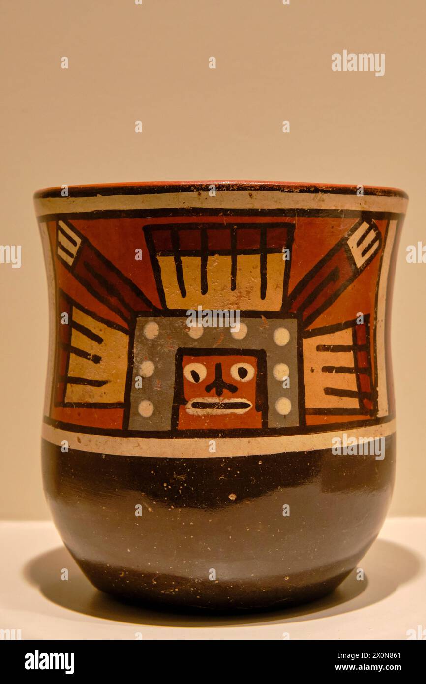 Pérou, province de Cuzco, Cuzco, classé au patrimoine mondial de l'UNESCO, musée d'art précolombien, vase modelé en céramique, Atarco Banque D'Images
