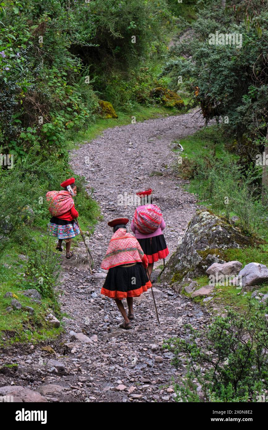 Pérou, province de Cuzco, la Vallée sacrée des Incas, groupe de femmes se rendant dans leur village Banque D'Images