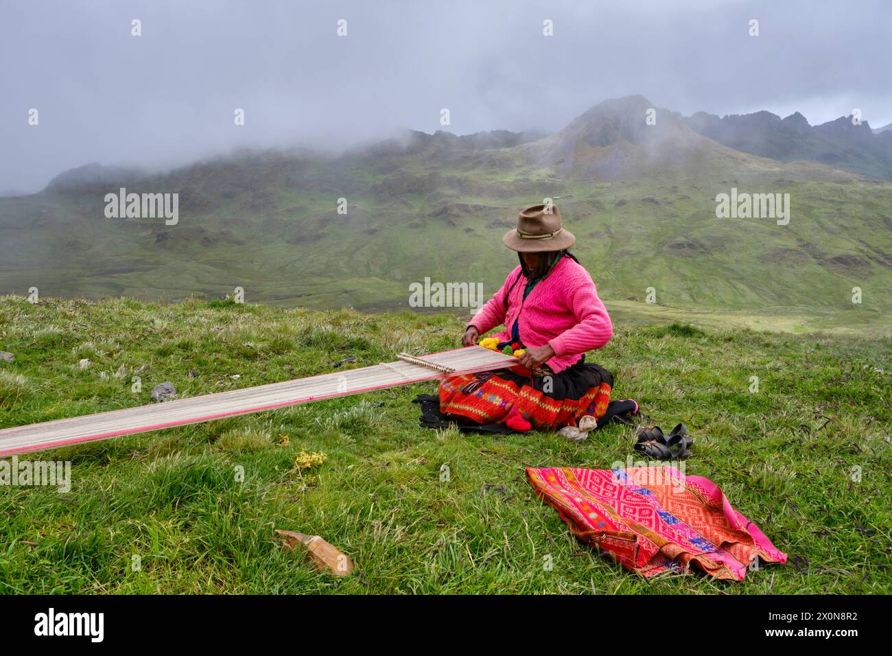 Pérou, province de Cuzco, Vallée sacrée des Incas, communauté quechua des Andes, femme tissant un tissu traditionnel, métier à tisser Banque D'Images