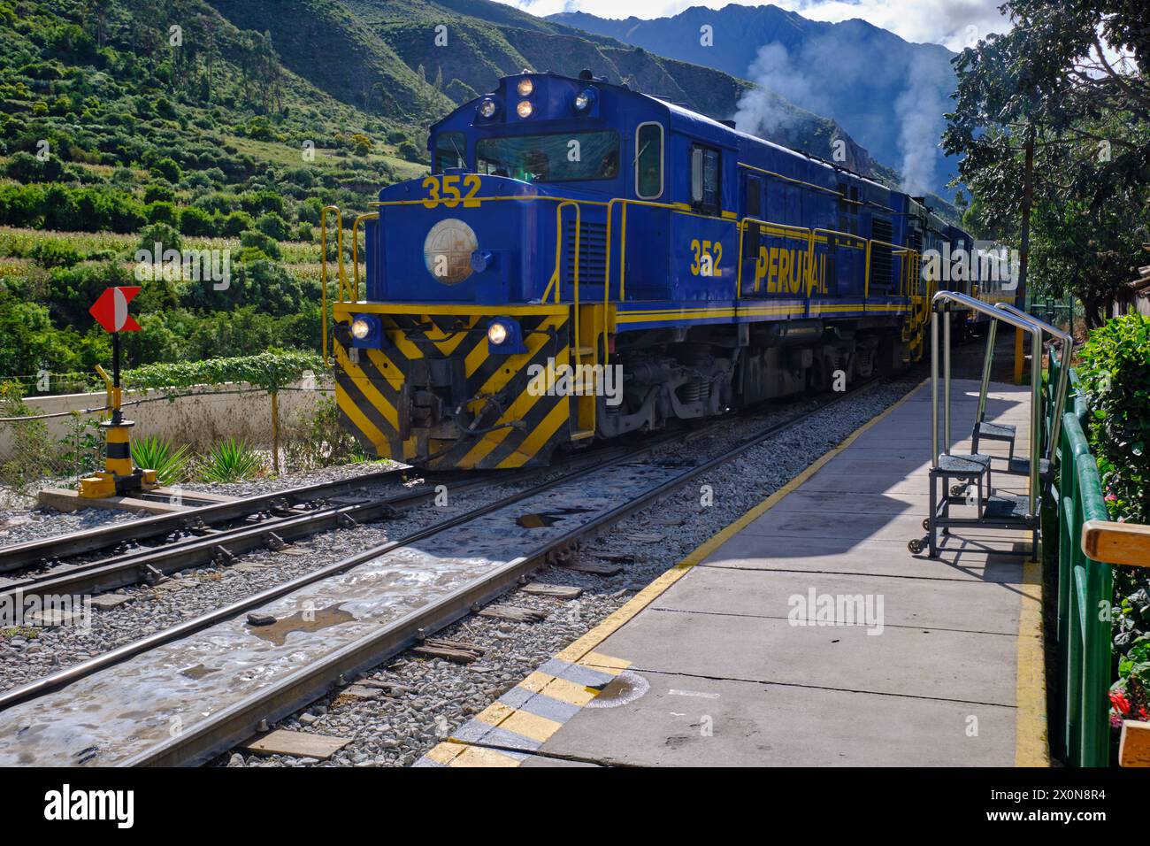Pérou, province de Cuzco, la Vallée sacrée des Incas, Ollantaytambo, le train qui mène à Aguas Calientes au pied de l'archéologique inca Banque D'Images