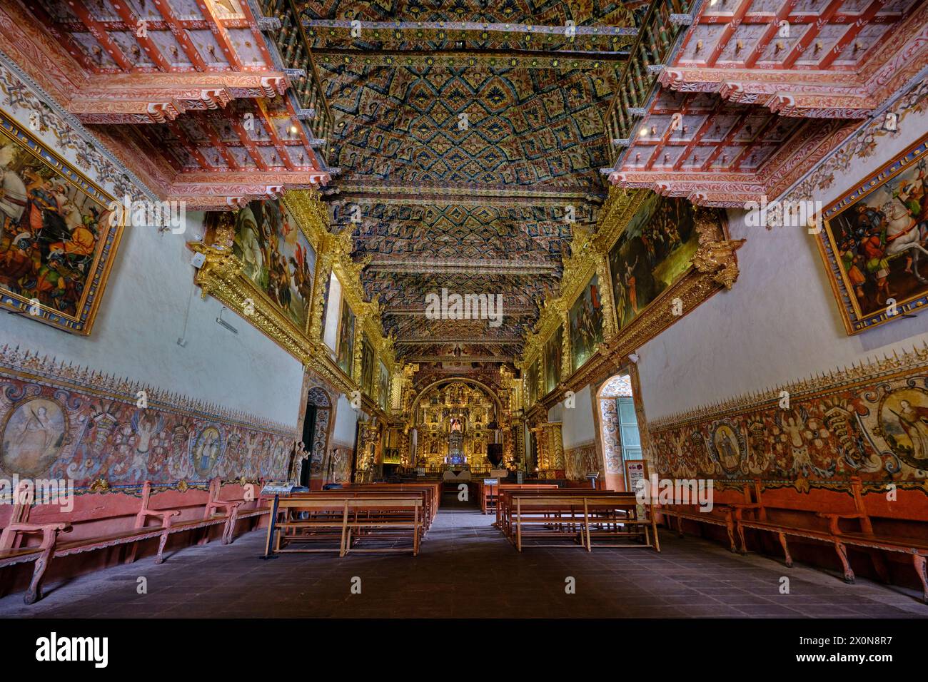 Pérou, province de Cuzco, Andahuaylillas, l'église baroque de Saint-Pierre-Apôtre recouverte de peintures baroques et de fresques de l'école de Cusco Banque D'Images