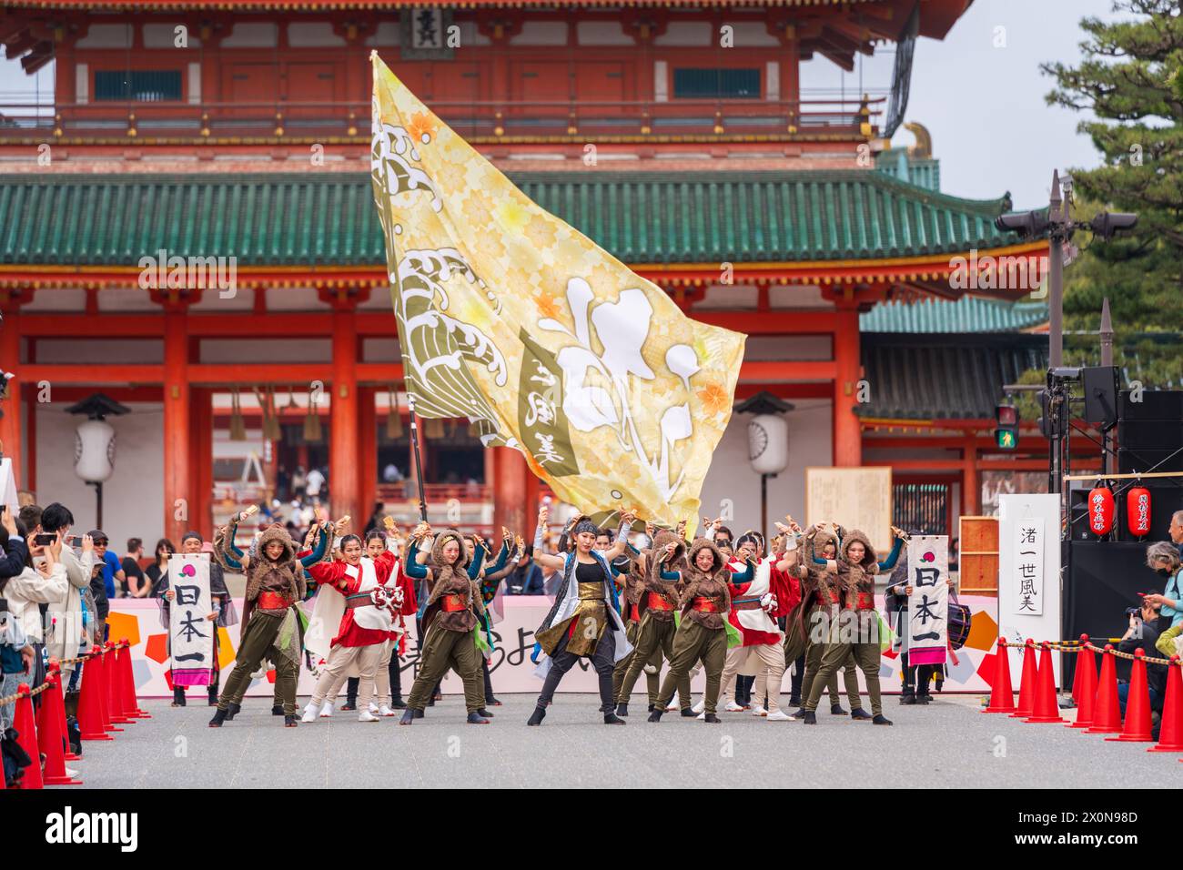 Kyoto, Japon - mars 31 2024 : Kyoto Sakura Yosakoi ( Sakuyosa ) Festival. Danseurs dansant dans une rue dans le quartier Okazaki autour de Heian Shrine. Banque D'Images