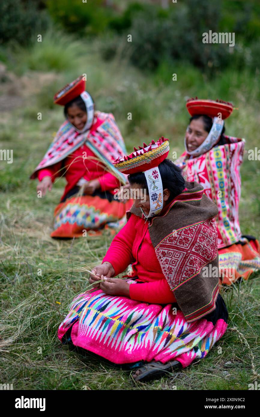 Pérou, province de Cuzco, Vallée sacrée des Incas, communauté quechua des Andes, femmes tissant des cordes de paille Banque D'Images