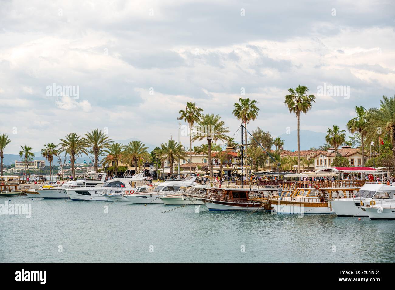 Side, Manavgat, Turquie – 9 avril 2024 : bateaux touristiques et place de la ville à Side, l'une des destinations de vacances uniques et historiques de Turquie Banque D'Images