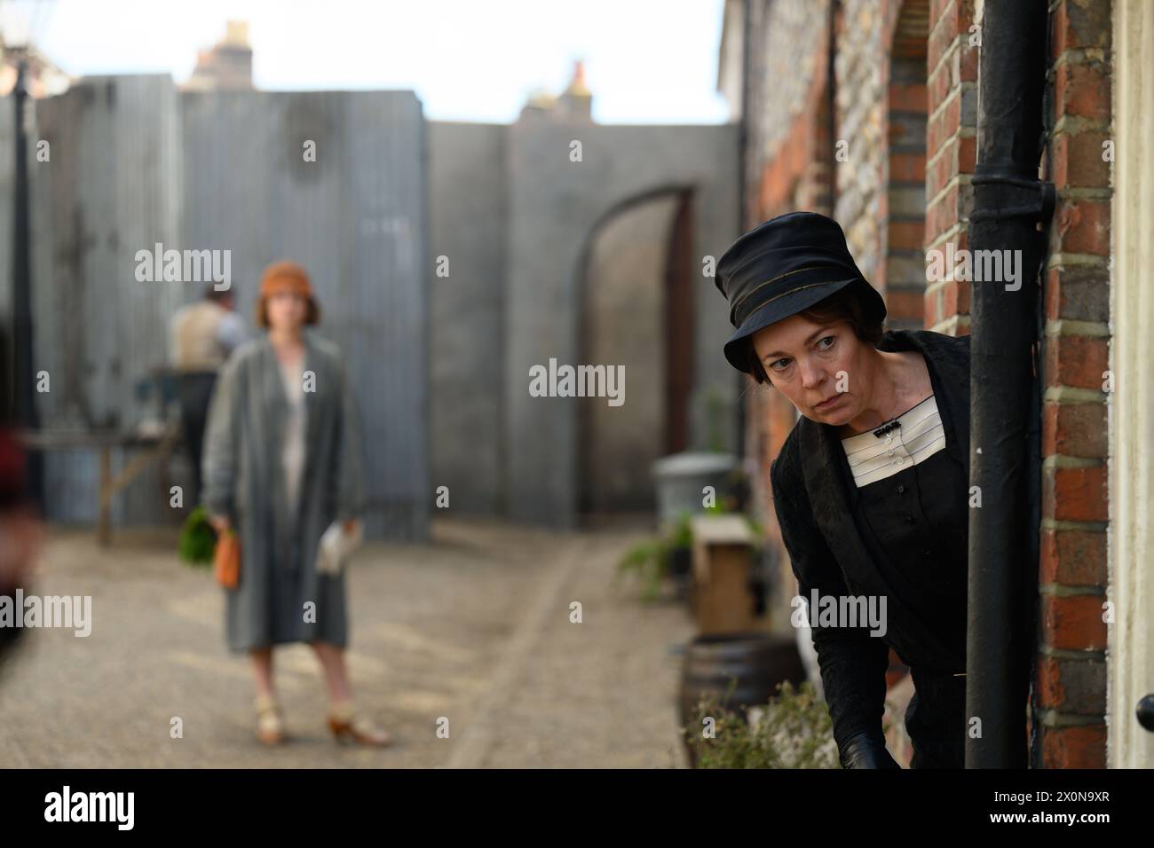 OLIVIA COLMAN et JESSIE BUCKLEY dans WICKED LITTLE LETTERS (2023), réalisé par THEA SHARROCK. Crédit : Blueprint Pictures/South of the River Pictures/Studiocanal/Film4 Productions/People Person Pictures/album Banque D'Images