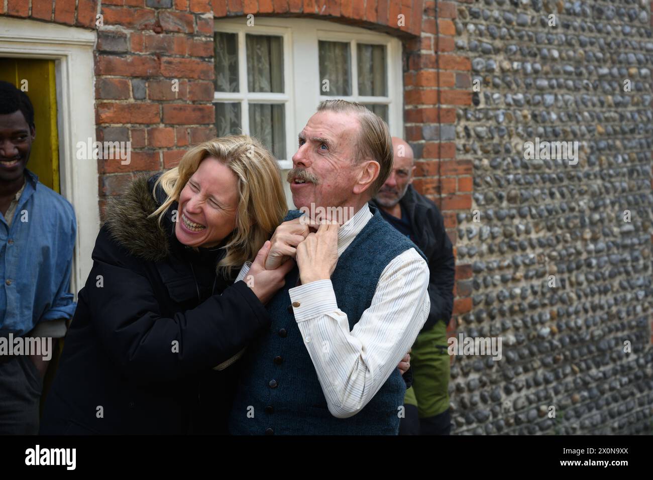 TIMOTHY SPALL et THEA SHARROCK dans WICKED LITTLE LETTERS (2023), réalisé par THEA SHARROCK. Crédit : Blueprint Pictures/South of the River Pictures/Studiocanal/Film4 Productions/People Person Pictures/album Banque D'Images