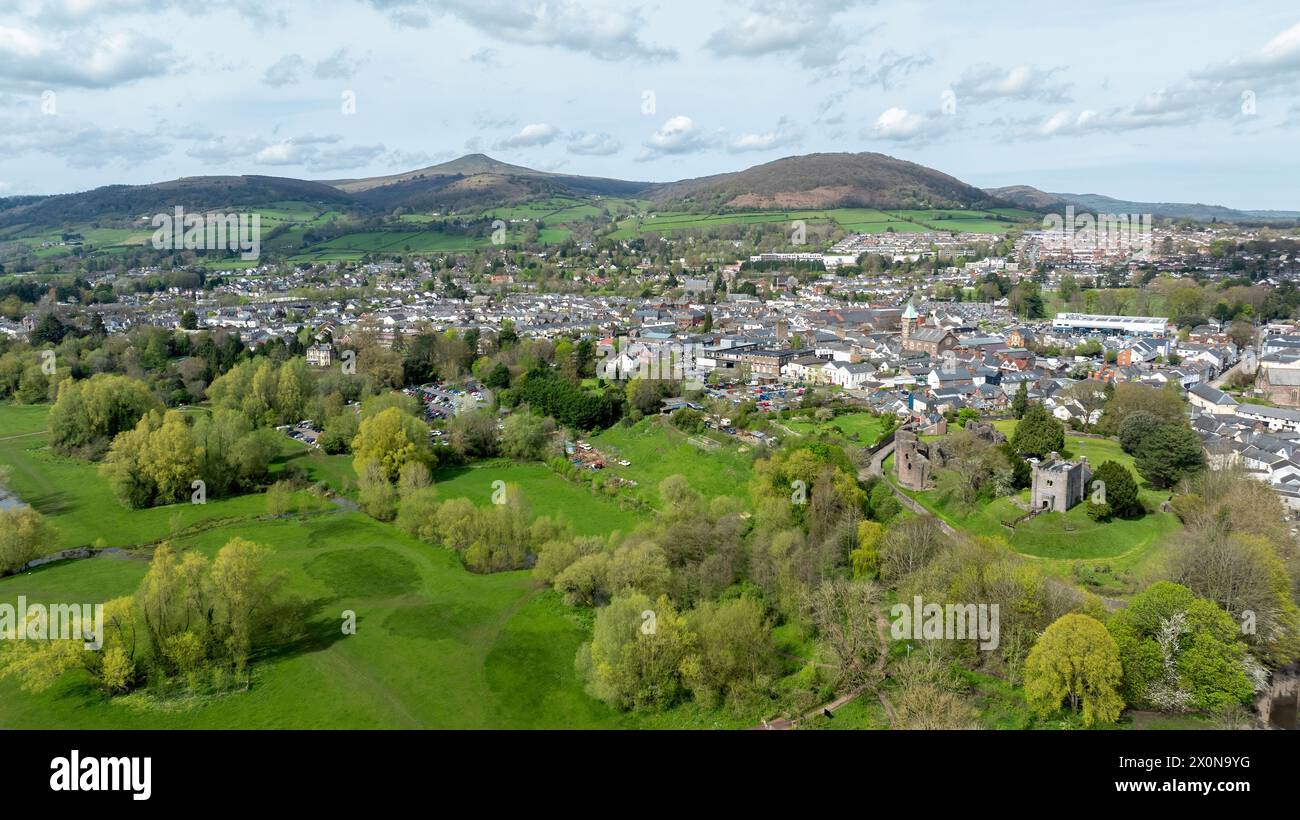 Vue aérienne de la ville historique d'Abergavenny et du monument connu sous le nom de Sugar Loaf Mountain dans le Monmouthshire, pays de Galles du Sud, Royaume-Uni Banque D'Images